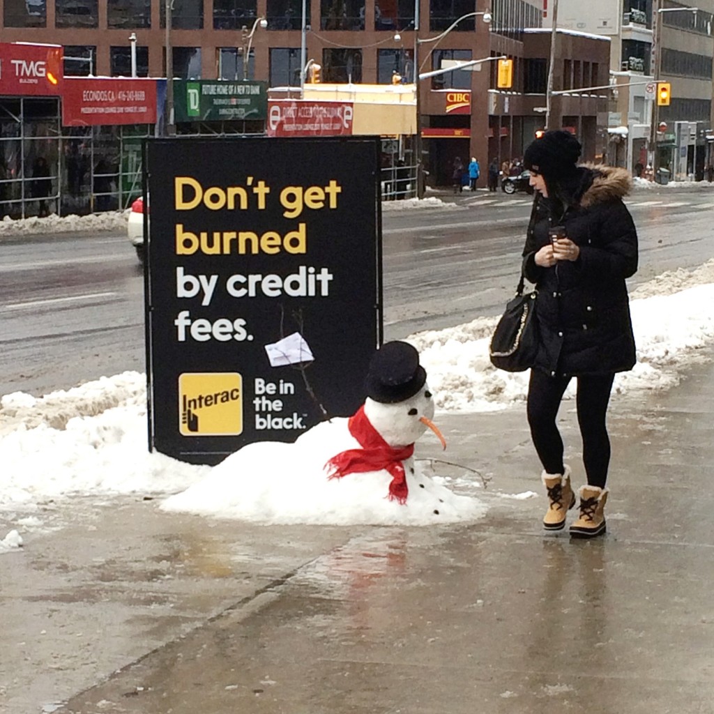 加拿大Interac銀行卡“債務(wù)雪球”街頭創(chuàng)意金融營銷案例-尚略上海營銷策劃公司22