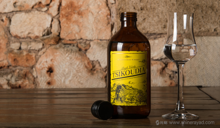 上海包裝設(shè)計(jì)公司分享：tsikoudia 手繪牛頭人插畫白酒包裝設(shè)計(jì)4