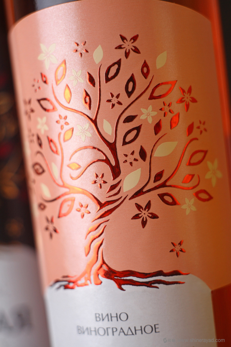 вин 半甜葡萄酒包裝標(biāo)簽設(shè)計(jì)-上海紅酒包裝設(shè)計(jì)公司設(shè)計(jì)欣賞點(diǎn)評(píng)3