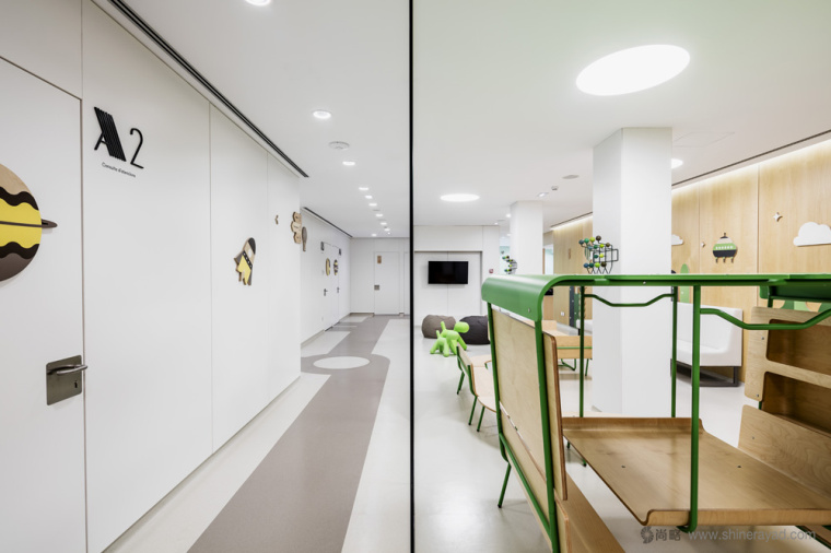 西班牙兒童腫瘤醫(yī)院Atencions內(nèi)部空間品牌形象設(shè)計(jì)與導(dǎo)視設(shè)計(jì)7 西班牙兒童腫瘤醫(yī)院Atencions內(nèi)部空間品牌形象設(shè)計(jì)與導(dǎo)視設(shè)計(jì)7