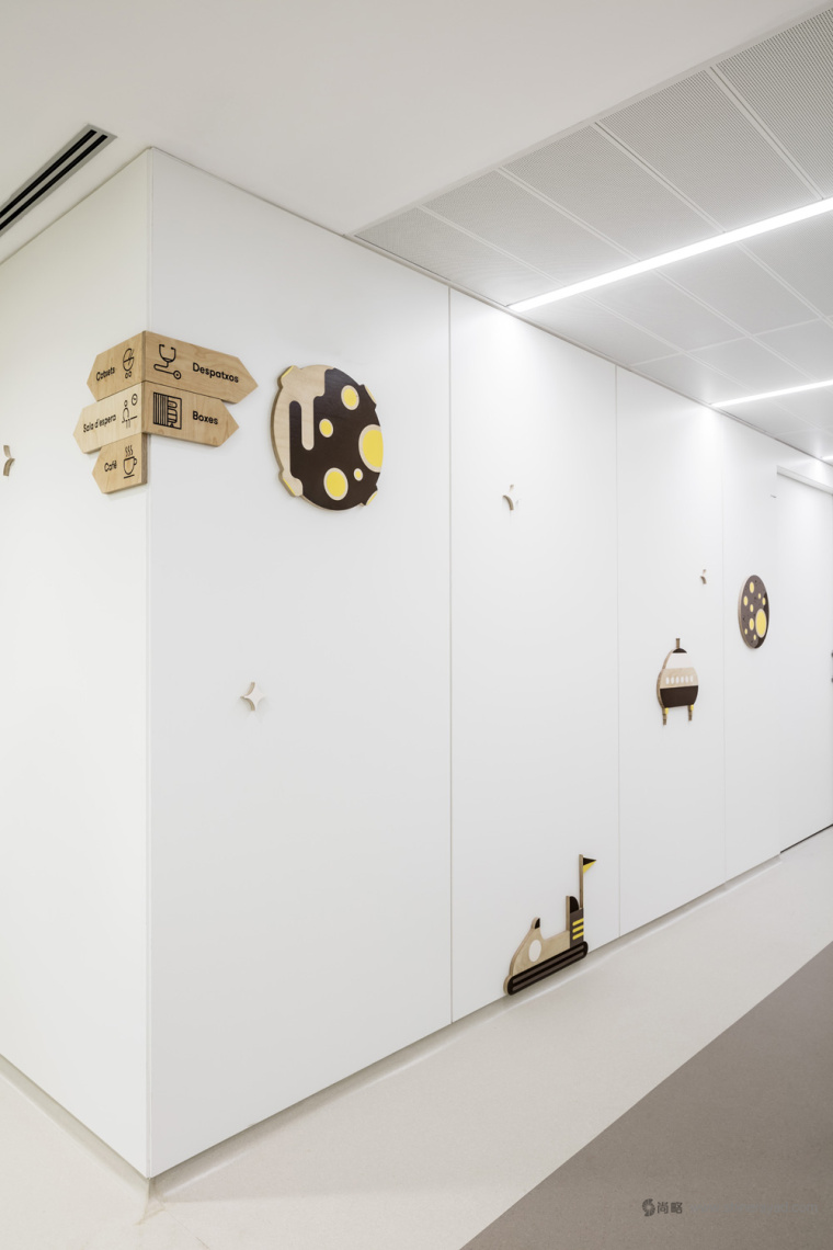 西班牙兒童腫瘤醫(yī)院Atencions內(nèi)部空間環(huán)境品牌形象設(shè)計(jì)與導(dǎo)視設(shè)計(jì)14 西班牙兒童腫瘤醫(yī)院Atencions內(nèi)部空間環(huán)境品牌形象設(shè)計(jì)與導(dǎo)視設(shè)計(jì)14