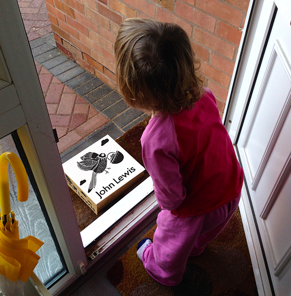 上海品牌策劃包裝設(shè)計(jì)公司分享 John Lewis 快遞包裝箱包裝設(shè)計(jì)6