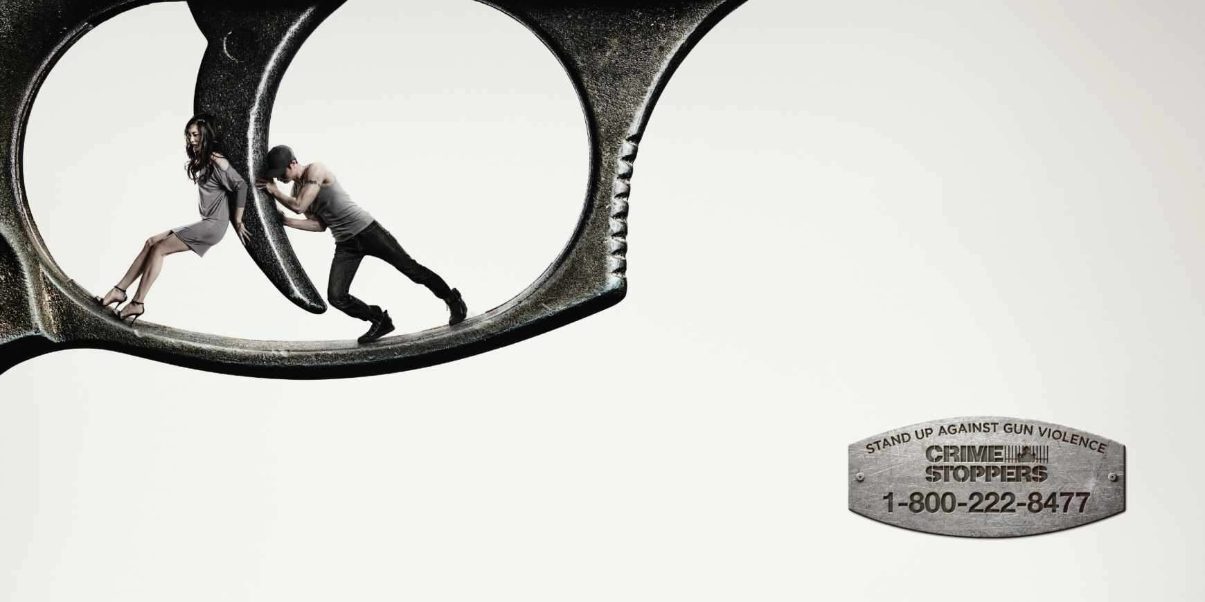 溫哥華報警熱線手槍篇公益平面廣告創(chuàng)意設(shè)計2