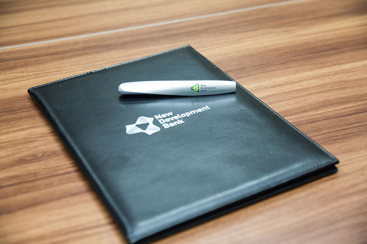 金磚國家新開發(fā)銀行標(biāo)識logo設(shè)計-可持續(xù)發(fā)展的動感線條logo