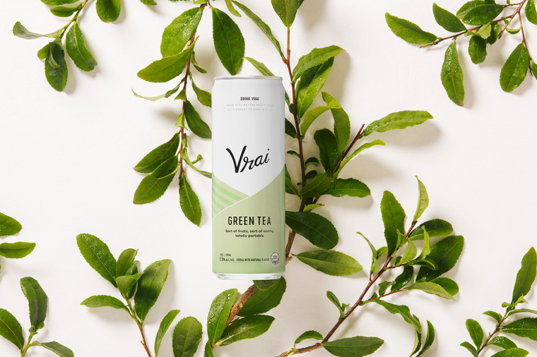 Vrai 品牌灌裝伏特加雞尾酒包裝設(shè)計(jì)清爽“V”字母版式