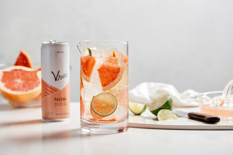 Vrai 品牌灌裝伏特加雞尾酒包裝設(shè)計(jì)清爽“V”字母版式