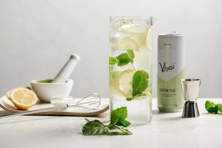 Vrai 品牌灌裝伏特加雞尾酒包裝設(shè)計(jì)清爽“V”字母版式