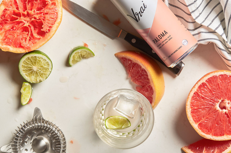 Vrai 品牌灌裝伏特加雞尾酒包裝設(shè)計(jì)清爽“V”字母版式