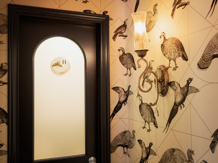 混合傳統(tǒng)與現(xiàn)代性的Louise酒館餐廳logo設(shè)計(jì)VI設(shè)計(jì)欣賞 混合傳統(tǒng)與現(xiàn)代性的Louise酒館餐廳logo設(shè)計(jì)VI設(shè)計(jì)欣賞