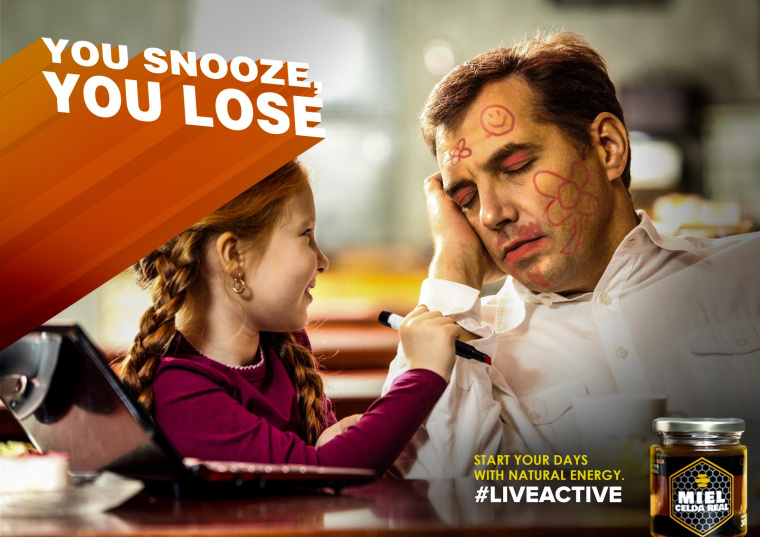 塞爾達(dá)真蜜蜂蜜平面廣告創(chuàng)意設(shè)計(jì)欣賞“親子打盹”篇-上海廣告策劃設(shè)計(jì)公司