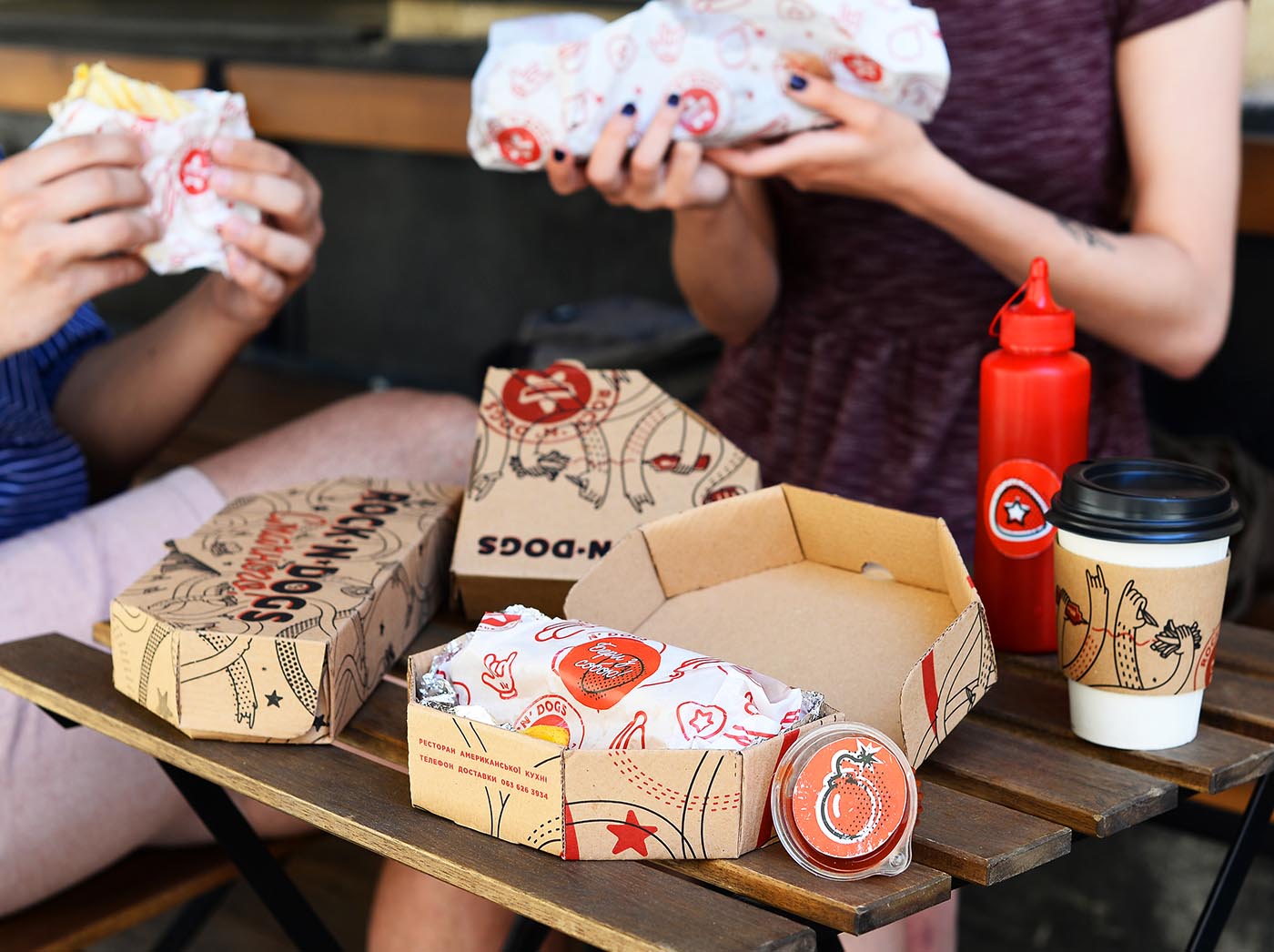 上海品牌包裝設(shè)計(jì)公司欣賞：ROCK ''''N DOG外賣快餐盒手繪插畫包裝設(shè)計(jì)