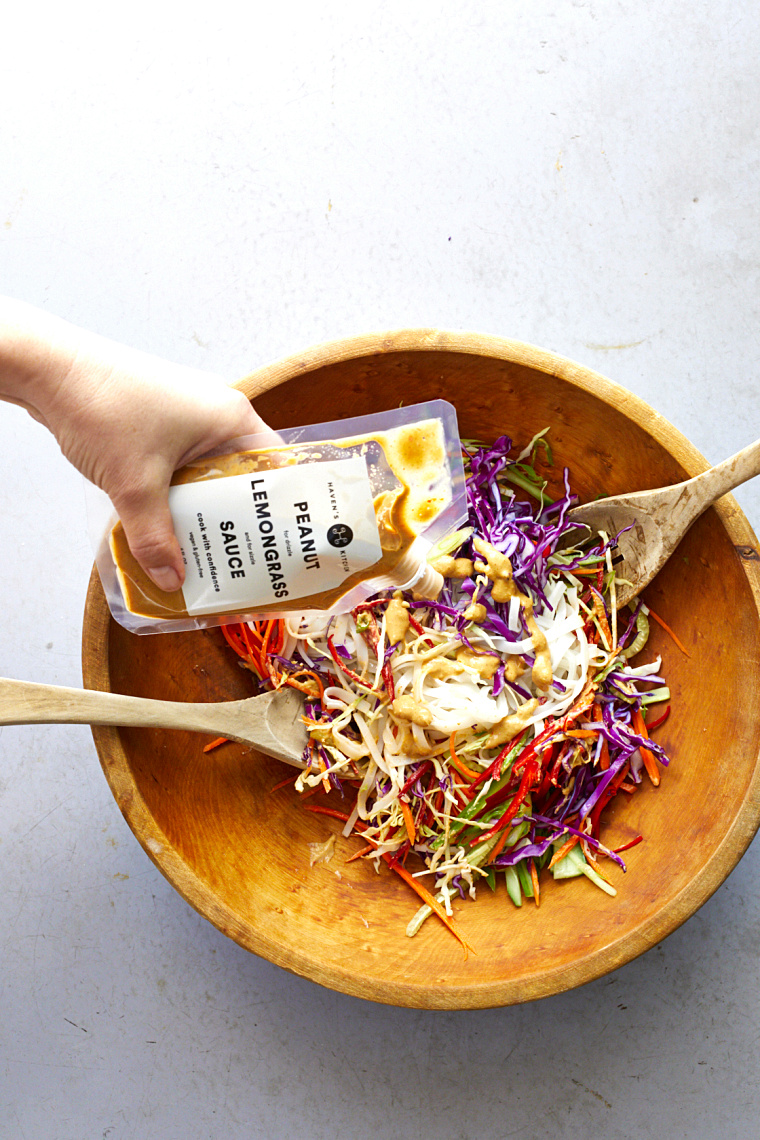 尚略包裝設(shè)計公司分享功能性的未來派簡約醬汁調(diào)味品包裝設(shè)計案例