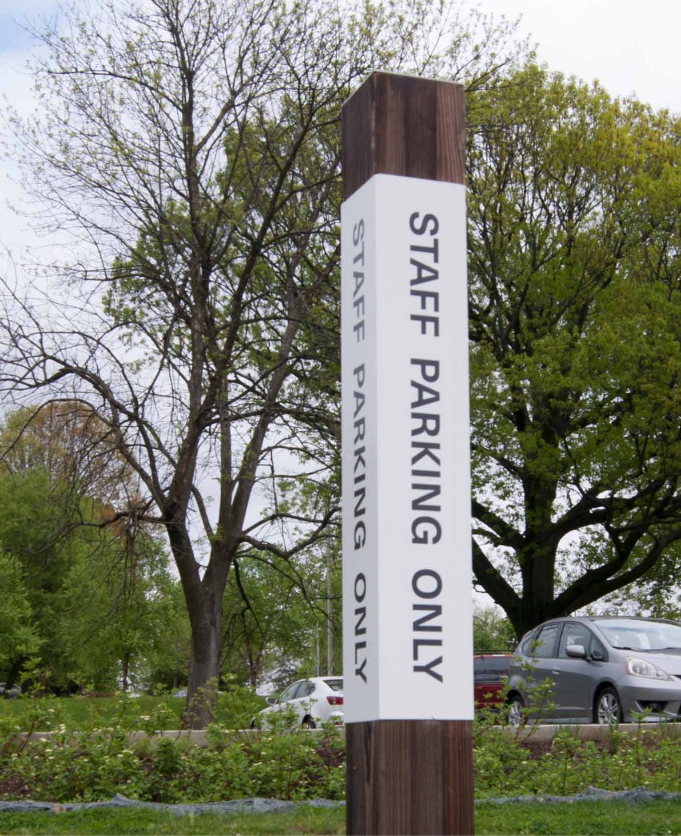 Auchentoroly 公園步行街區(qū)室外導(dǎo)視設(shè)計-上海環(huán)境導(dǎo)視設(shè)計公司