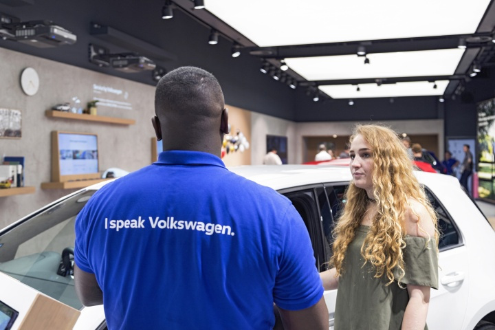 大眾汽車銷售展廳店面空間設(shè)計-上海品牌商業(yè)空間設(shè)計公司 大眾汽車銷售展廳店面空間設(shè)計-上海品牌商業(yè)空間設(shè)計公司