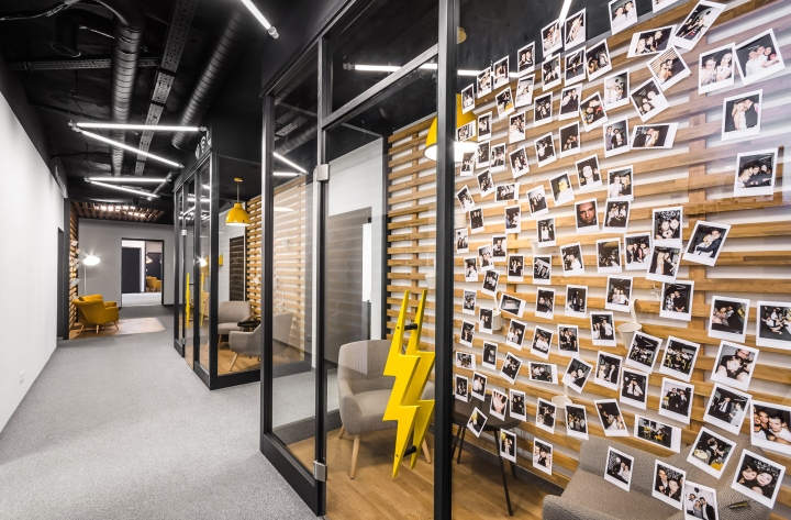 Droids On Roids 黃色閃電和曲折主題辦公室室內(nèi)空間設(shè)計(jì)項(xiàng)目-隱私和舒適的會議