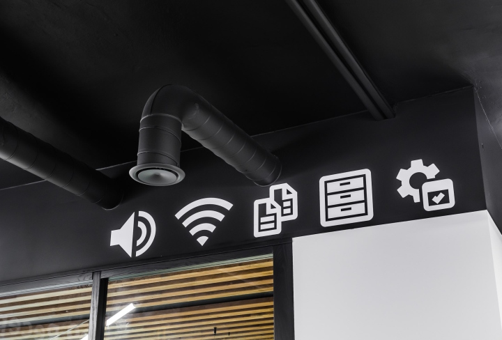 Droids On Roids 黃色閃電和曲折主題辦公室室內(nèi)空間設(shè)計(jì)項(xiàng)目-隱私和舒適的會議