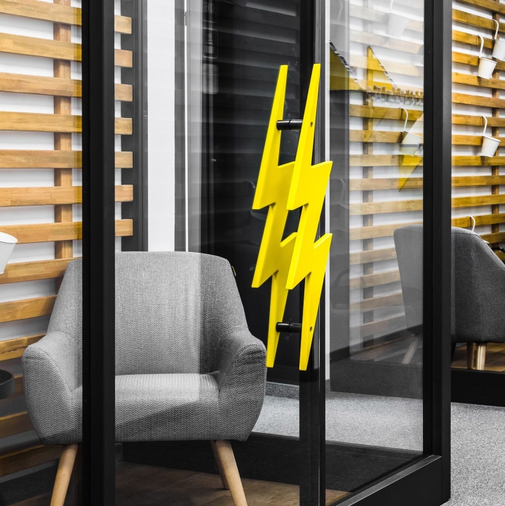 Droids On Roids 黃色閃電和曲折主題辦公室室內(nèi)空間設(shè)計(jì)項(xiàng)目