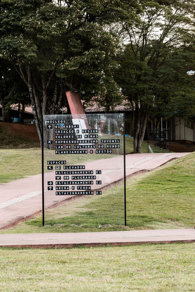 lugMinas導(dǎo)視系統(tǒng)設(shè)計-安裝在透明亞克力上，可隨意改動導(dǎo)視信息-上海導(dǎo)視設(shè)計公司