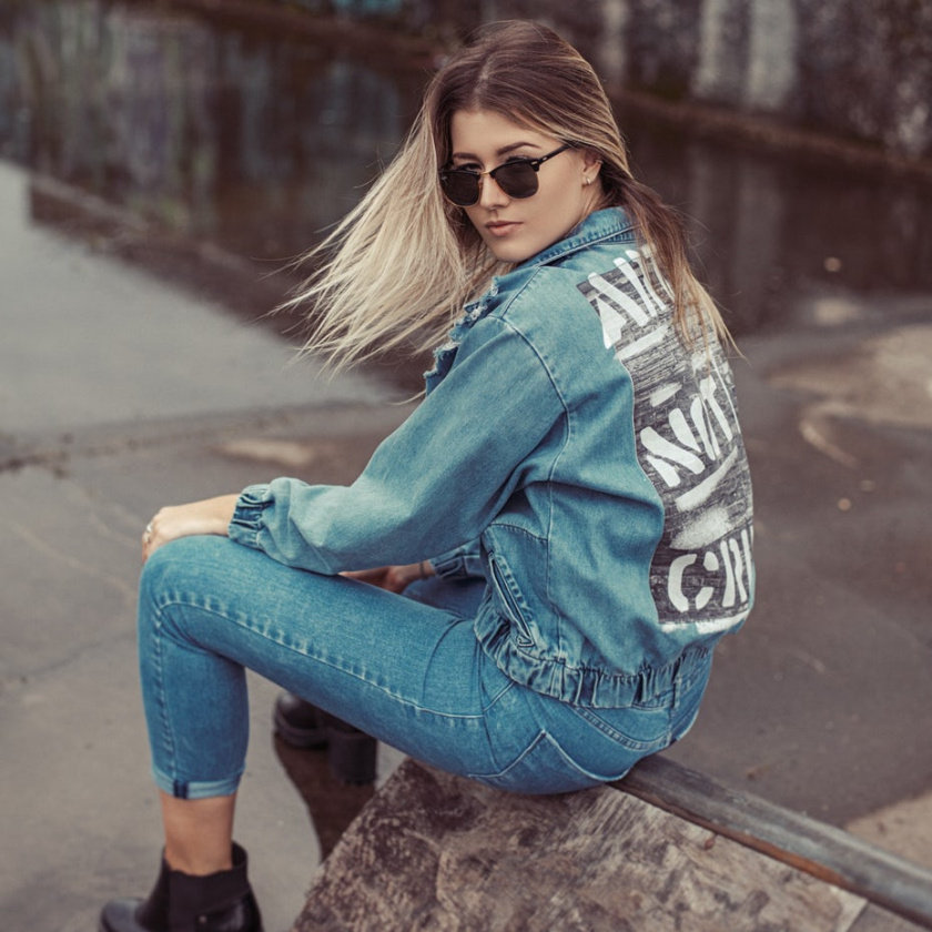 溫暖和不喜形于色的照片調(diào)色板-女人穿著牛仔夾克和太陽鏡