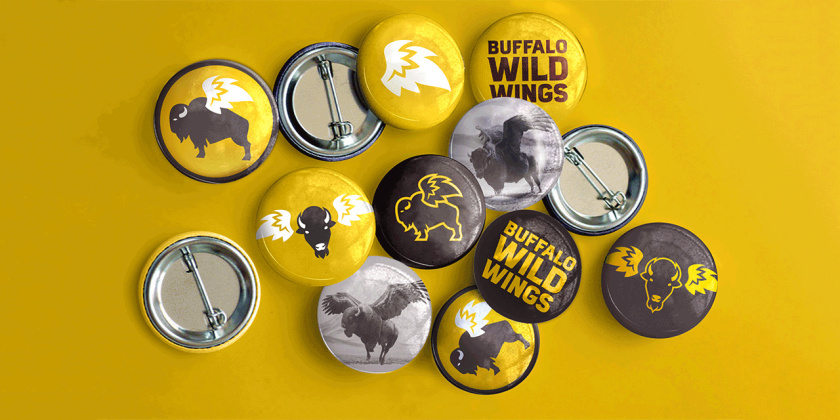 Buffalo Wild Wings體育酒吧新logo設(shè)計(jì)，帶翅膀的水牛形象