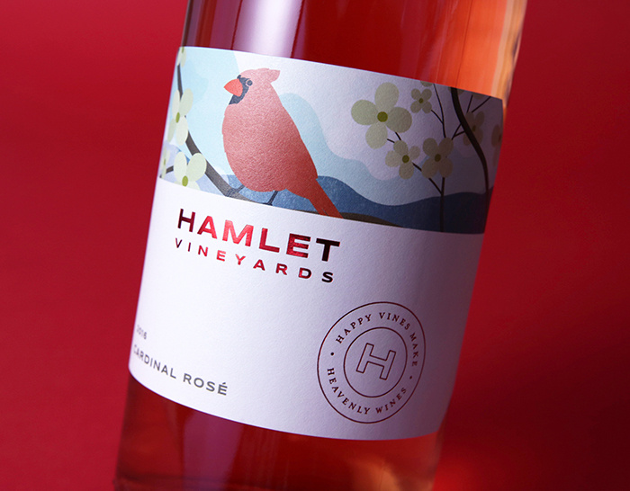 哈姆雷特葡萄酒品牌包裝設(shè)計，葡萄園自定義風(fēng)景插畫與手工刻字的結(jié)合