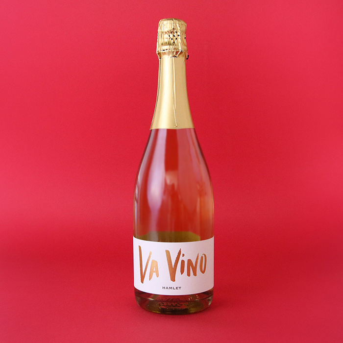 哈姆雷特葡萄酒品牌包裝設(shè)計，葡萄園自定義風(fēng)景插畫與手工刻字的結(jié)合