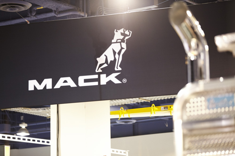 美國(guó)MACK重卡卡車品牌斗牛犬新標(biāo)志設(shè)計(jì)VI設(shè)計(jì)-上海VI設(shè)計(jì)公司