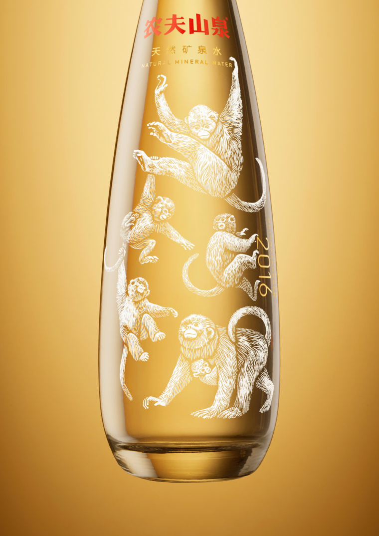 農(nóng)夫山泉猴年限量版礦泉水包裝設(shè)計(jì)-頑皮的猴子插畫風(fēng)-上海包裝設(shè)計(jì)公司欣賞 農(nóng)夫山泉猴年限量版礦泉水包裝設(shè)計(jì)-頑皮的猴子插畫風(fēng)-上海包裝設(shè)計(jì)公司欣賞