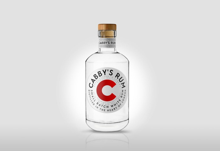 Cabby的朗姆酒白色瓶子設計