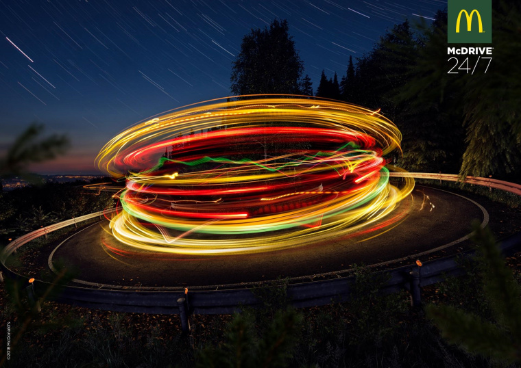 麥當(dāng)勞“長(zhǎng)曝光鏡頭”式光繪平面創(chuàng)意廣告設(shè)計(jì)