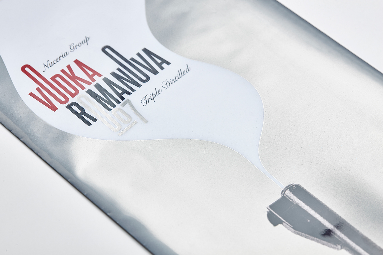 Nuceria Group國外酒文化宣傳畫冊設(shè)計“瓶子里的故事”--詹姆斯英國間諜與伏特加