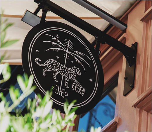 Trove 家具品牌logo設(shè)計。由豹+棕櫚樹+鑰匙組合而成