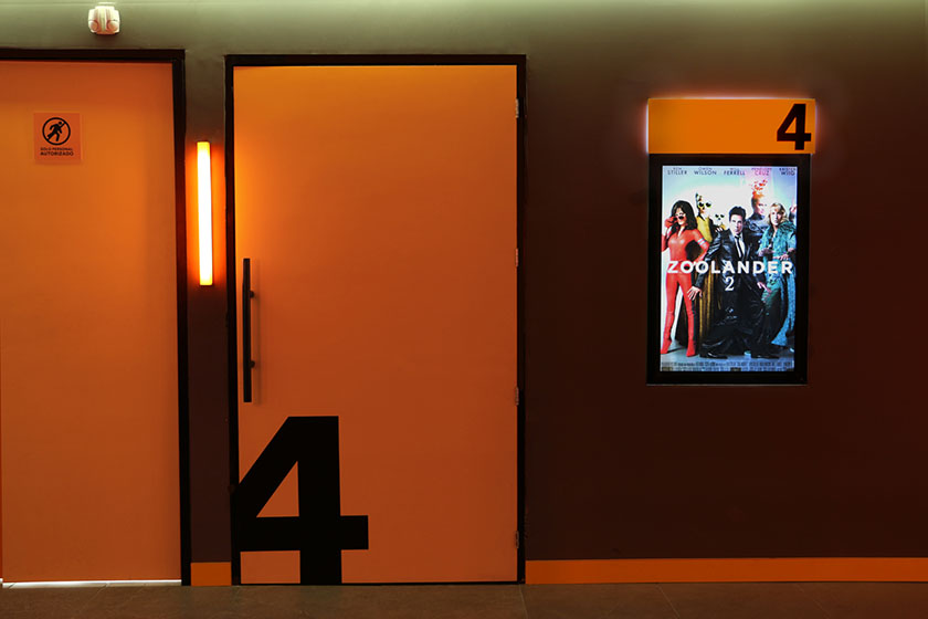 充滿活力激情與超現(xiàn)實主義的CINEBOX電影院品牌vi設計空間設計