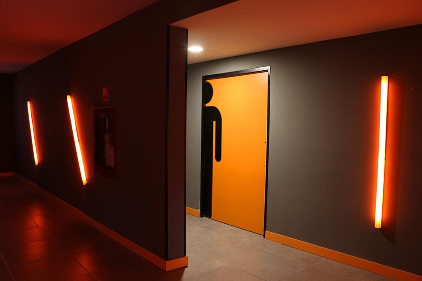 充滿活力激情與超現(xiàn)實主義的CINEBOX電影院品牌vi設計空間設計