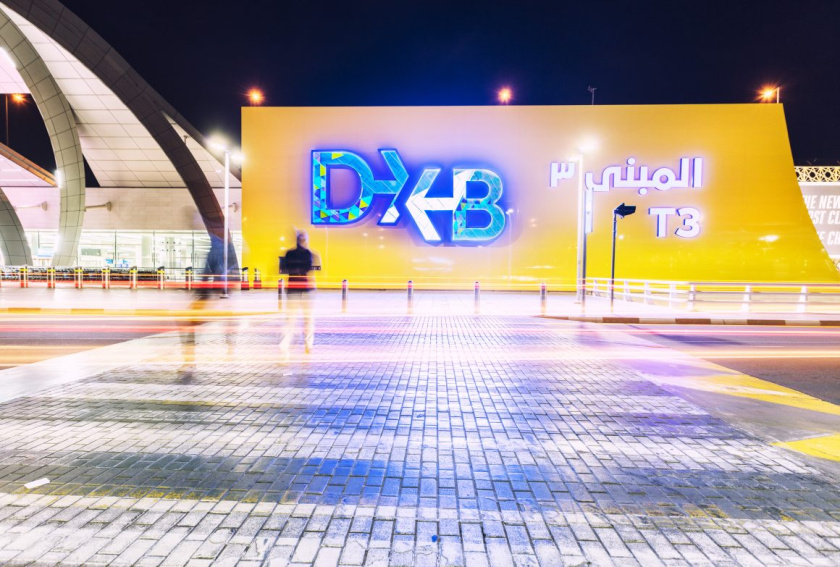 DXB迪拜機場X形箭頭logo設(shè)計與品牌形象設(shè)計，源自品牌理念“內(nèi)在的驚喜”