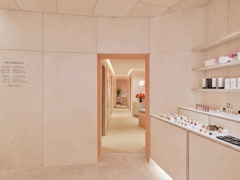 Shen美容化妝品零售店鋪空間設(shè)計，使用單一海樺木膠合板材質(zhì)營造溫暖氛圍