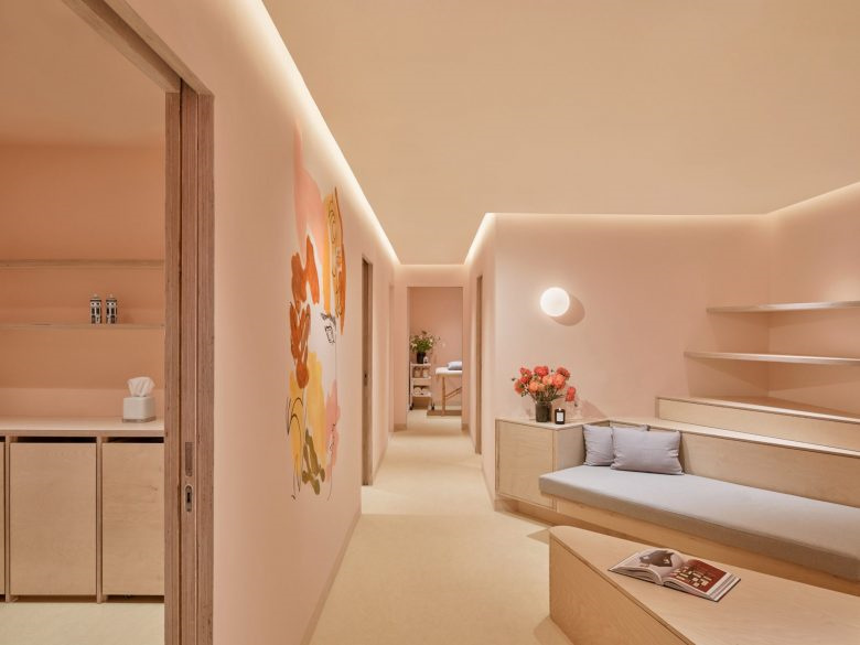 Shen美容化妝品零售店鋪空間設(shè)計，使用單一海樺木膠合板材質(zhì)營造溫暖氛圍