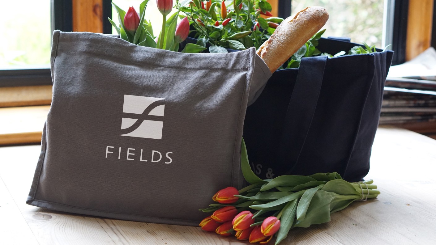 Fields菲爾茲莊園社區(qū)住宅地產(chǎn)logo設(shè)計，彎曲“F”表示河流和干道的交叉