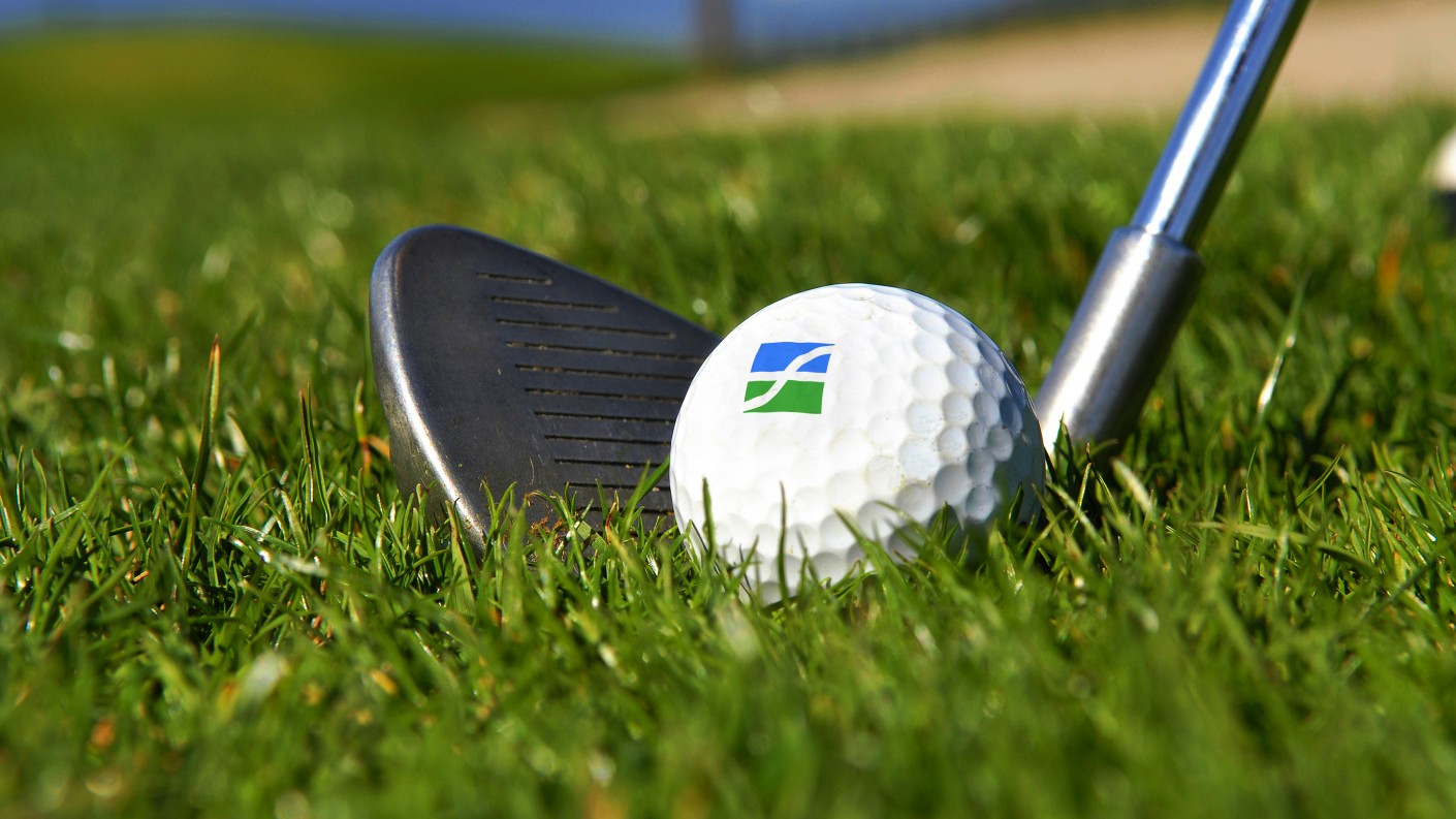 Fields菲爾茲莊園社區(qū)住宅地產(chǎn)logo設(shè)計，彎曲“F”表示河流和干道的交叉