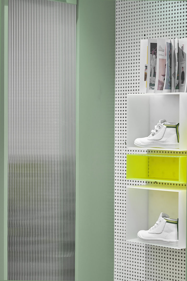 volley 休閑運(yùn)動(dòng)鞋專賣店店鋪設(shè)計(jì)，活力綠色+通透玻璃貨架設(shè)計(jì)