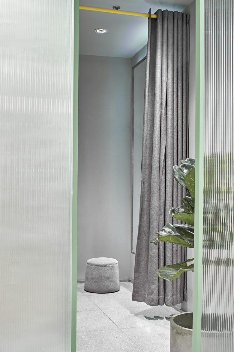 volley 休閑運(yùn)動(dòng)鞋專賣店店鋪設(shè)計(jì)，活力綠色+通透玻璃貨架設(shè)計(jì)