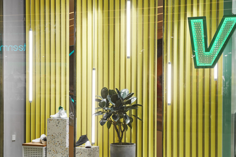 volley 休閑運(yùn)動(dòng)鞋專賣店店鋪空間設(shè)計(jì)，活力綠色+通透玻璃貨架設(shè)計(jì)