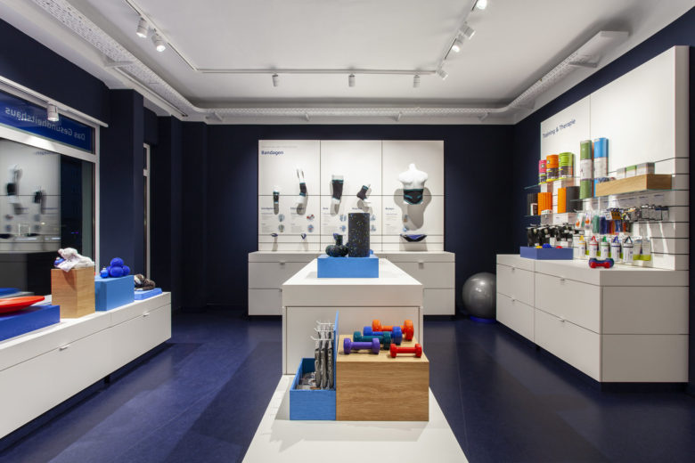 SEEGER醫(yī)療用品商店空間設(shè)計(jì)，地板墻壁的深藍(lán)色與純白色家具形成鮮明對比