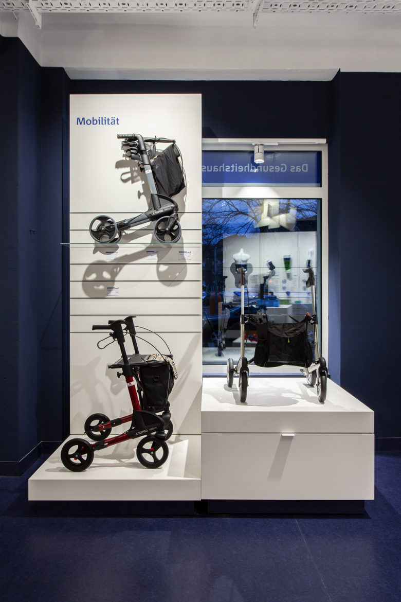 SEEGER醫(yī)療用品商店空間設(shè)計(jì)，地板墻壁的深藍(lán)色與純白色家具形成鮮明對比