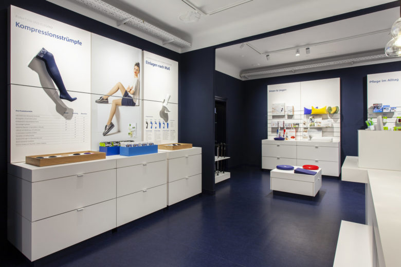 SEEGER醫(yī)療用品商店空間設(shè)計(jì)，地板墻壁的深藍(lán)色與純白色家具形成鮮明對比