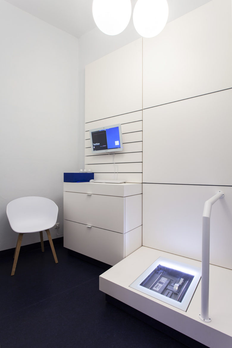 SEEGER醫(yī)療用品商店空間設(shè)計(jì)，地板墻壁的深藍(lán)色與純白色家具形成鮮明對比