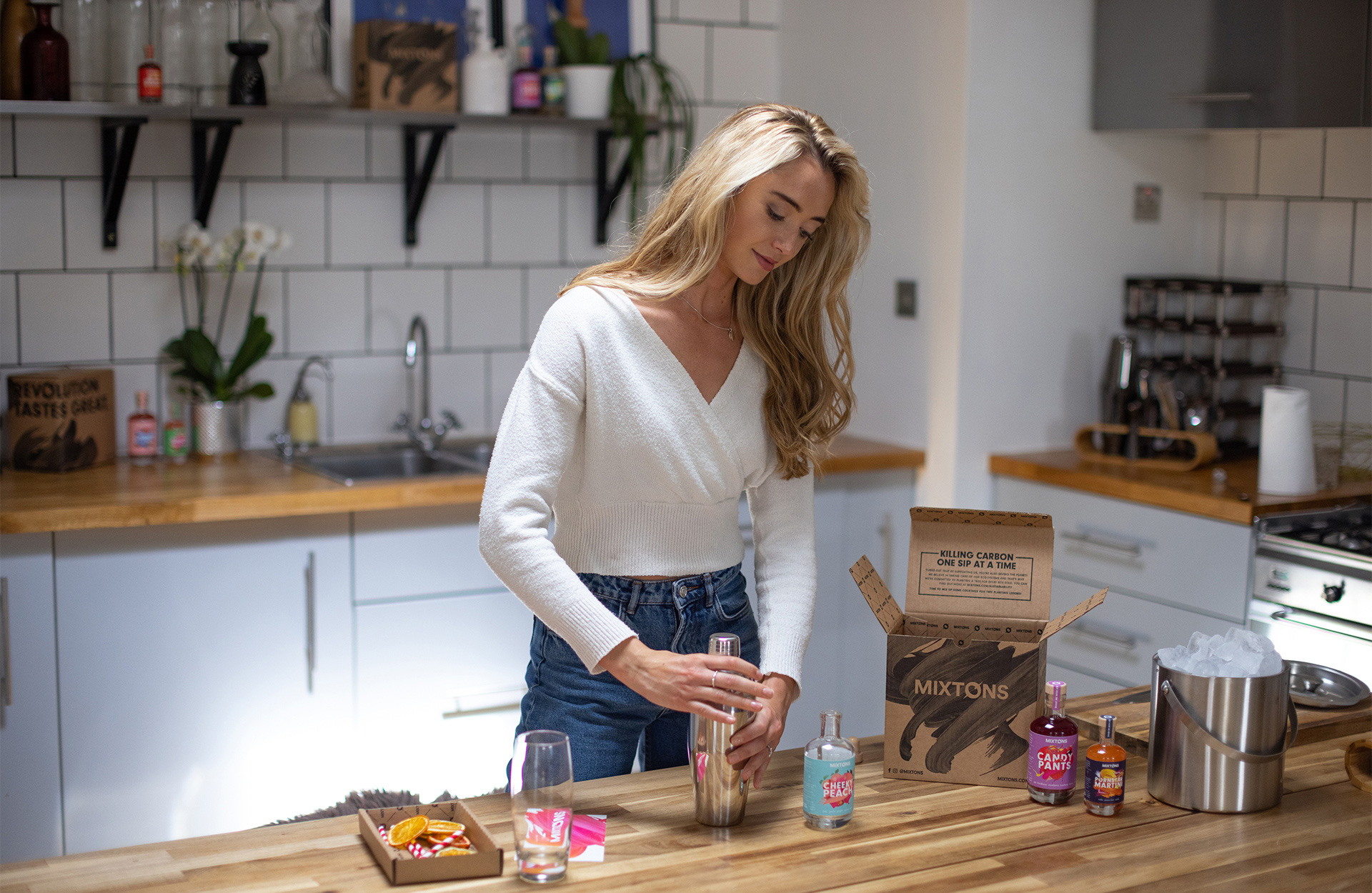 Mixton 雞尾酒包裝設計“3D混合元素拼貼插圖風格”-物流運輸包裝