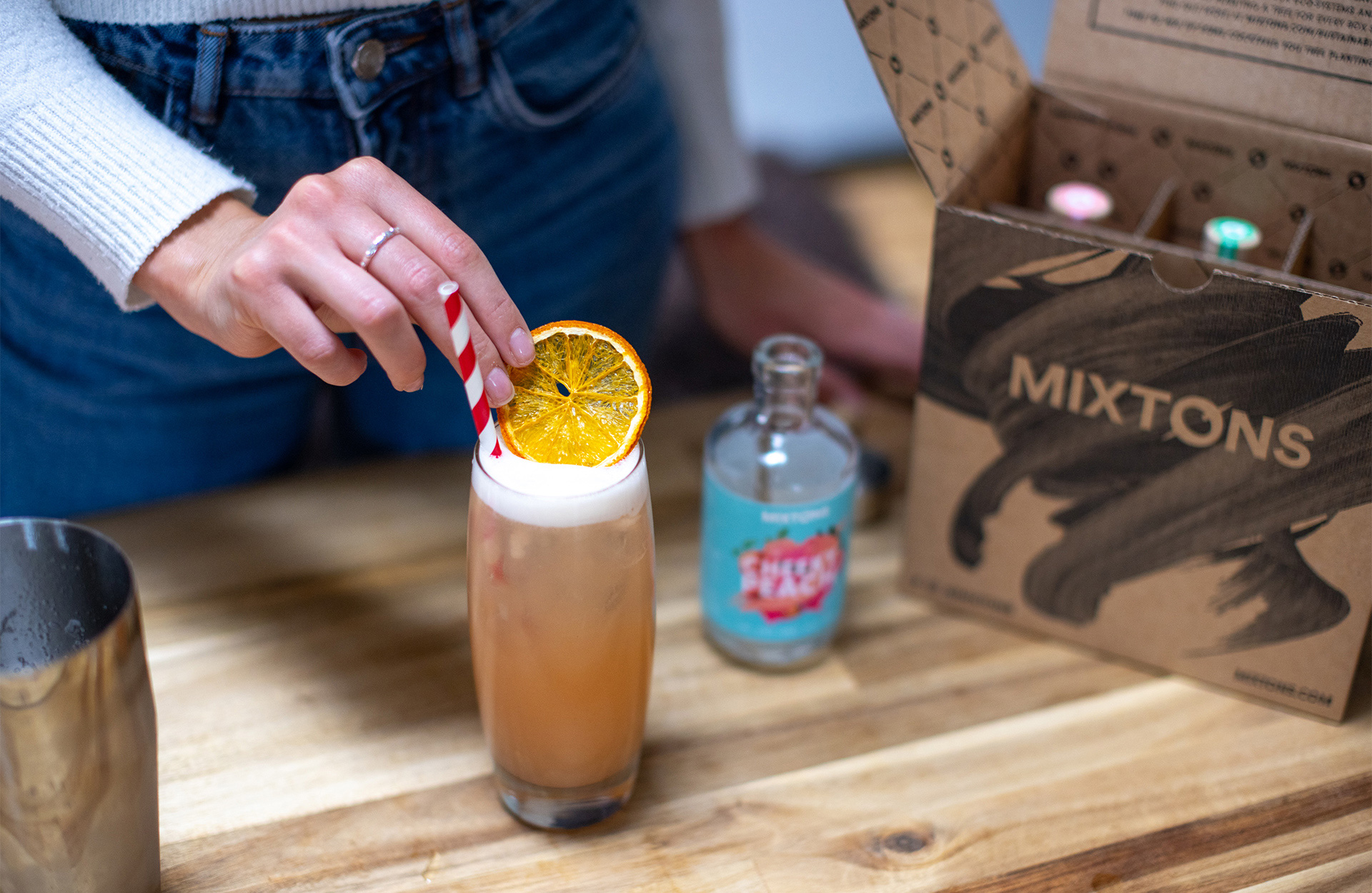 Mixton 雞尾酒包裝設計“3D混合元素拼貼插圖風格”-物流運輸包裝