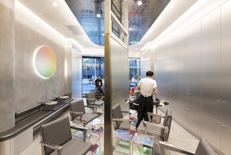 éclat Atelier美發(fā)沙龍店鋪空間設(shè)計(jì)“銀色墻壁太空時(shí)代外觀”