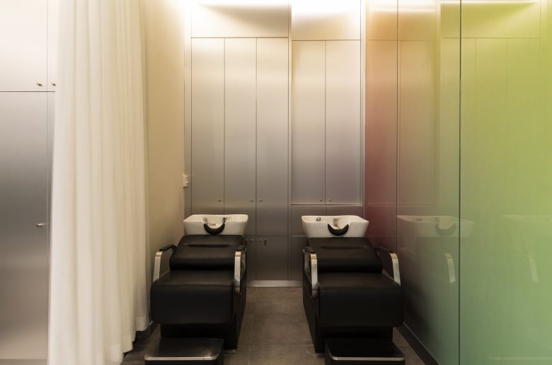 éclat Atelier美發(fā)沙龍店鋪空間設(shè)計(jì)“銀色墻壁太空時(shí)代外觀”